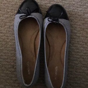Aersoles Flat Black Stripe Shoes